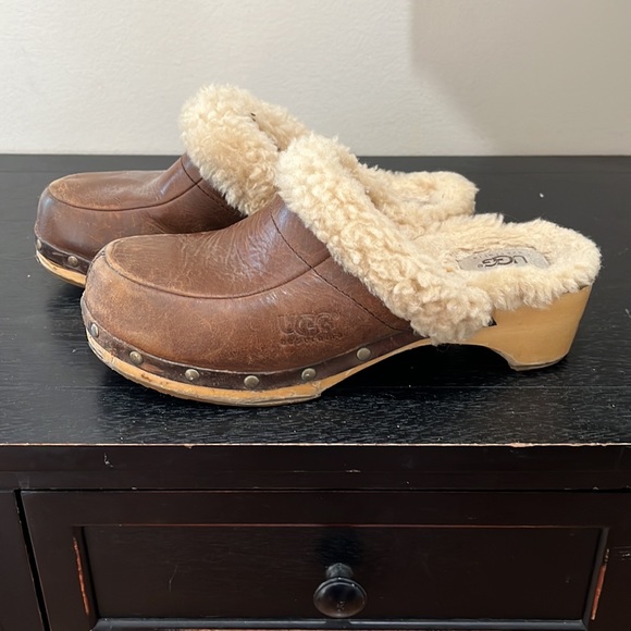 Ugg Leather Clogs with Genuine Sheepskin Lining - Picture 3 of 9